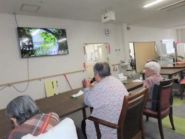 楽活動やカラオケ等で自分の得意の歌を熱唱して笑顔で楽しんでいます。