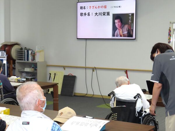 音楽活動やカラオケ等で自分の得意の歌を熱唱して笑顔で楽しんでいます。