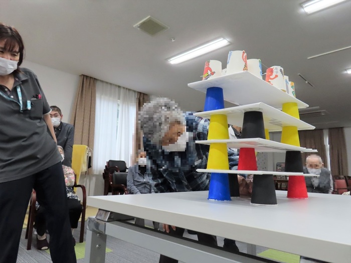 紙コップを使った積み木崩し。ほかの方がやっていても身を乗り出して見てしまいます。