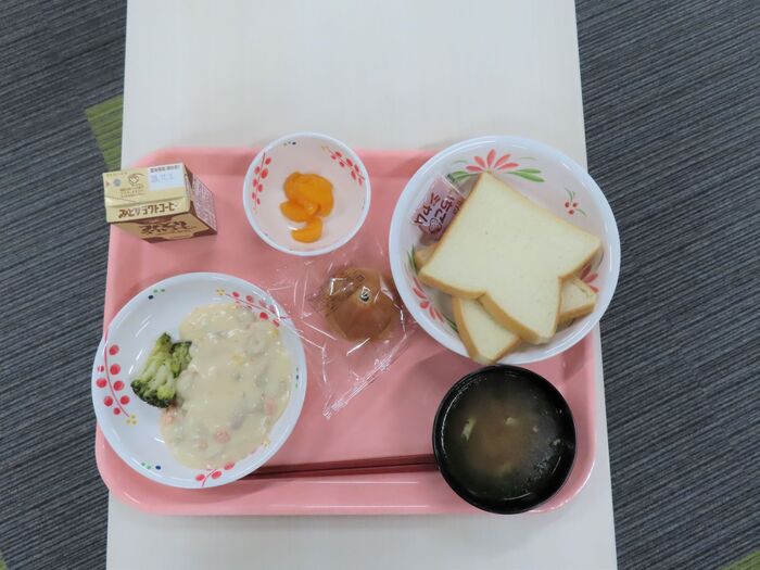 昼食はパンもありますし、ビビンバなども。