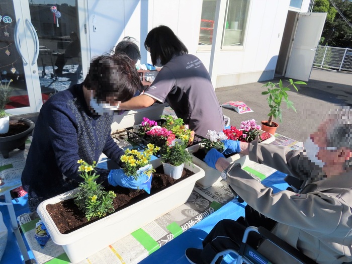 陽気な日には、屋外活動もあります。