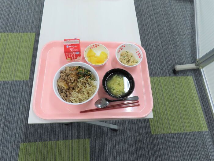 昼食はパンもありますし、ビビンバなども。