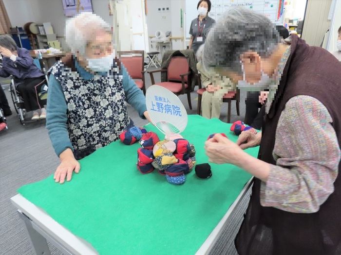 お手玉棒倒しならぬ「うちわ倒し」