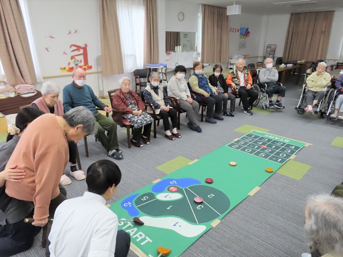 ホッケーゲーム。ステックで木製プレートを打ち、数字の書かれた枠に入れ合計点を競います。力加減や、他の木製プレートが邪魔になって思うようにいきません。