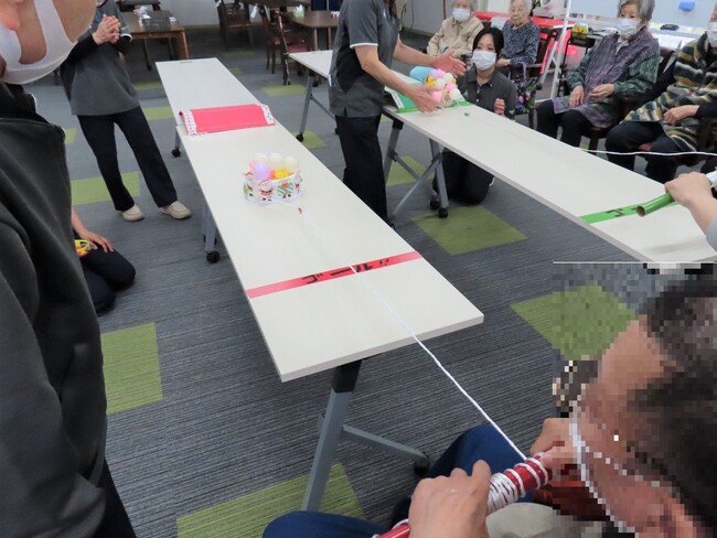 巻き巻き大会。 プラスチックボールなどを容器にいれて、障害物を乗り越え引き寄せます。障害物があるのでボールを落下させない様にするのが難しいです。