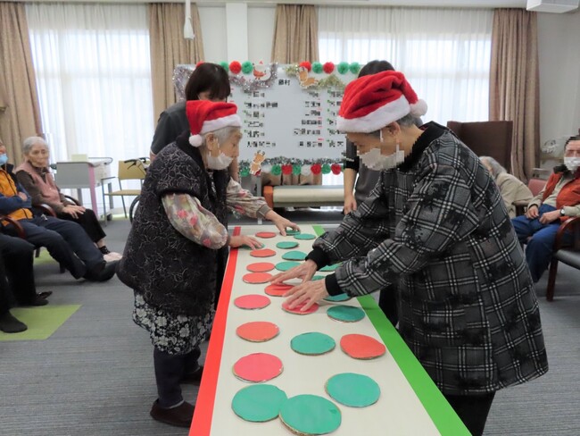 陣取り合戦 台の上に裏表色違いのパネルを同数並べ、自己の色に変えていきます。もちろん相手も自己の色に変えます。いかに早く多く自己の色にできるか競います。
