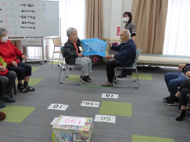 ボール飛ばし 二人で息を合わせ、ビニール袋に載せたボールを飛ばして点数を競います。