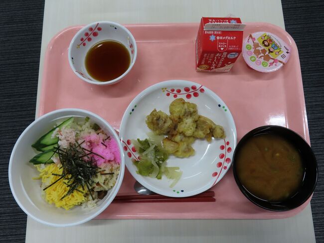 昼食はちらし寿司やフリッターなど。