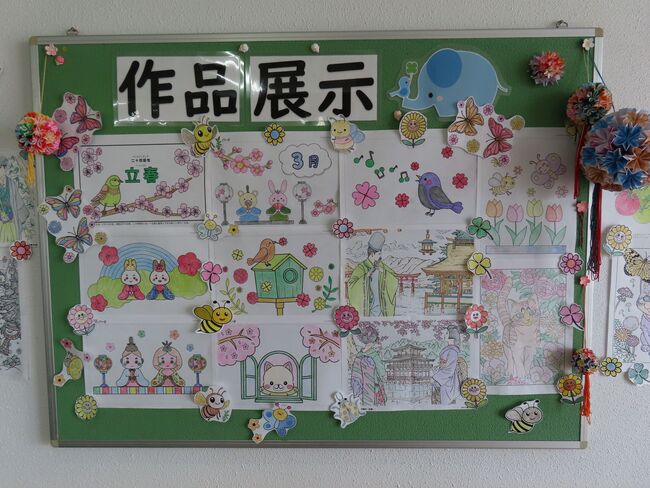 塗り絵作品は、ひな祭りや春の風景などで作成しました。