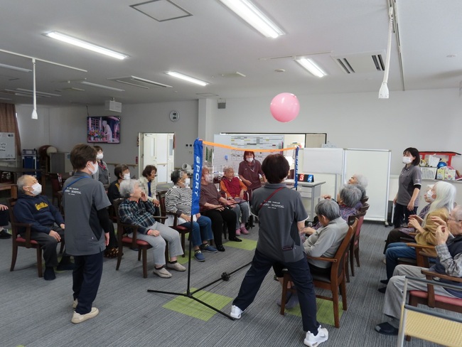 風船バレー 強く打っても、真っすぐ遠くには飛ばす。力加減をして打って相手に返します。