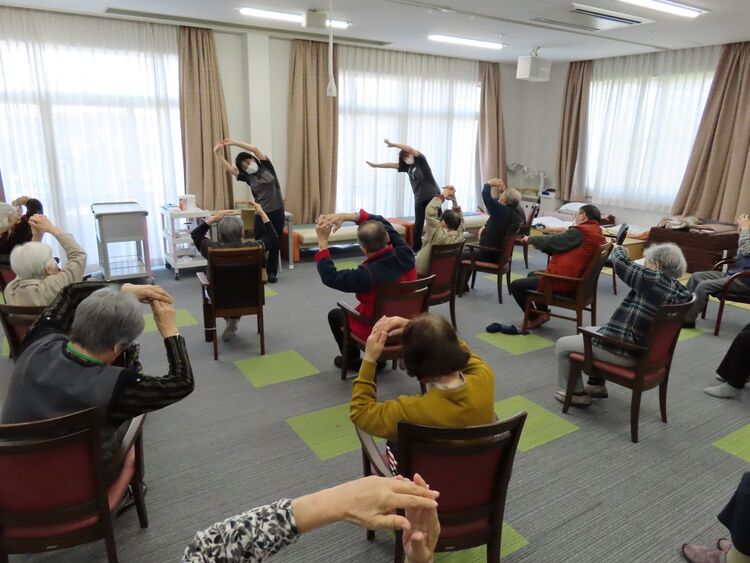 定番のストレッチ体操！伸びたり曲げたりして体を動かします。