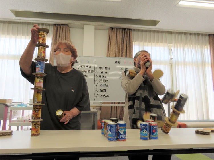 ジュース缶の積み上げを競います。通常はフチがありますので、引っ掛かり安定しますが、段ボールコースターをはさんでフチが引っ掛からない様にしています。