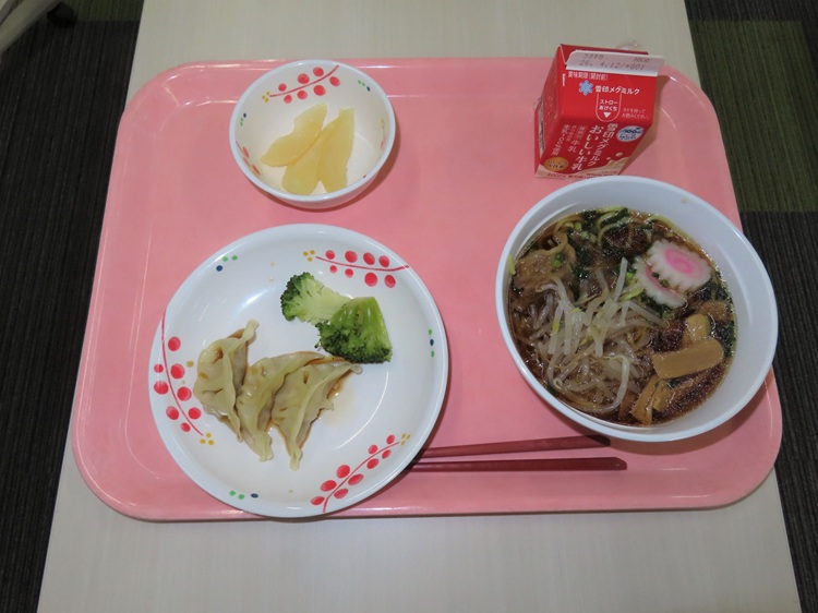昼食　醤油ラーメンに餃子。ラーメン屋さんみたいに