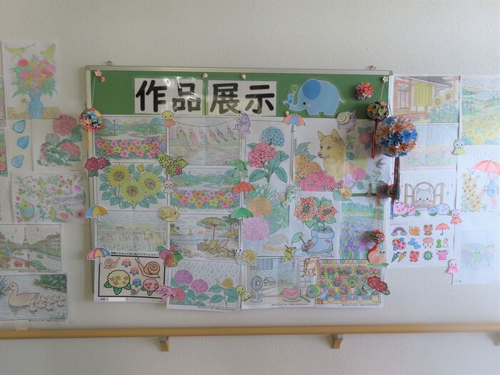 塗り絵作品は梅雨時期ですので、紫陽花（あじさい）やカタツムリなどの作品になりました。
