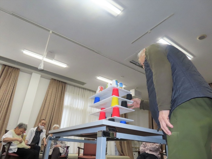 山崩しの応用で柱建てトレーの上に、お手玉を積み上げました。最初は、お手玉を取りやすいのですが、少なくなると難しくなります。