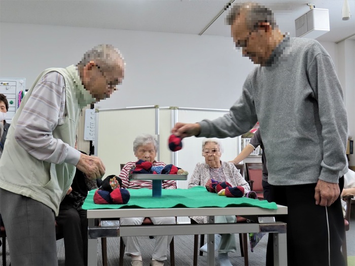 ① 紙コップ崩し 崩さない様に、紙コップを取っていきますが、紙コップが軽い為バ ランスを取るのが難しいです。