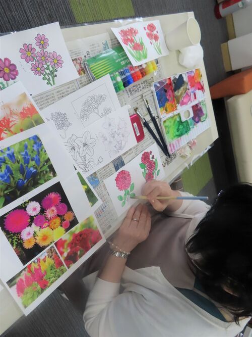 今回は「作品制作の裏側」を紹介。塗り絵は、色鉛筆や絵具で塗っています。