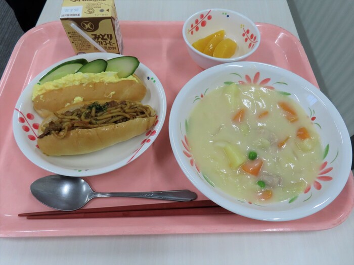 ある日の昼食は洋食。クリームシチューに卵・やきそばパン