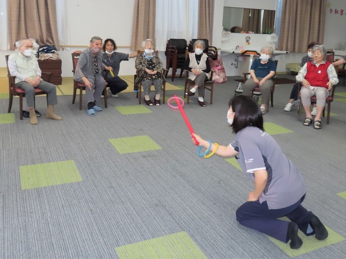 投げ輪キャッチ。今回は皆さんが投げて職員がキャッチ。