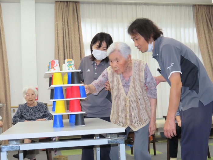 ② 紙コップ崩し 今回は立ってチェレンジしました。